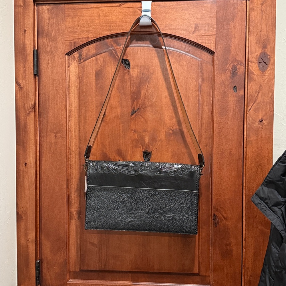 Elegant Black Embossed Leather bag - Picture 3 of 15